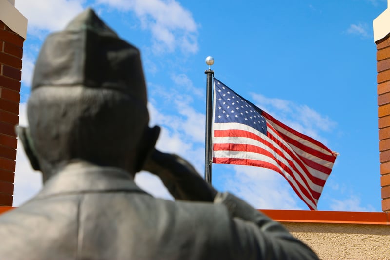 salute-to-veterans-statue-of-soldier-saluting-wi-2022-11-07-07-08-04-utc